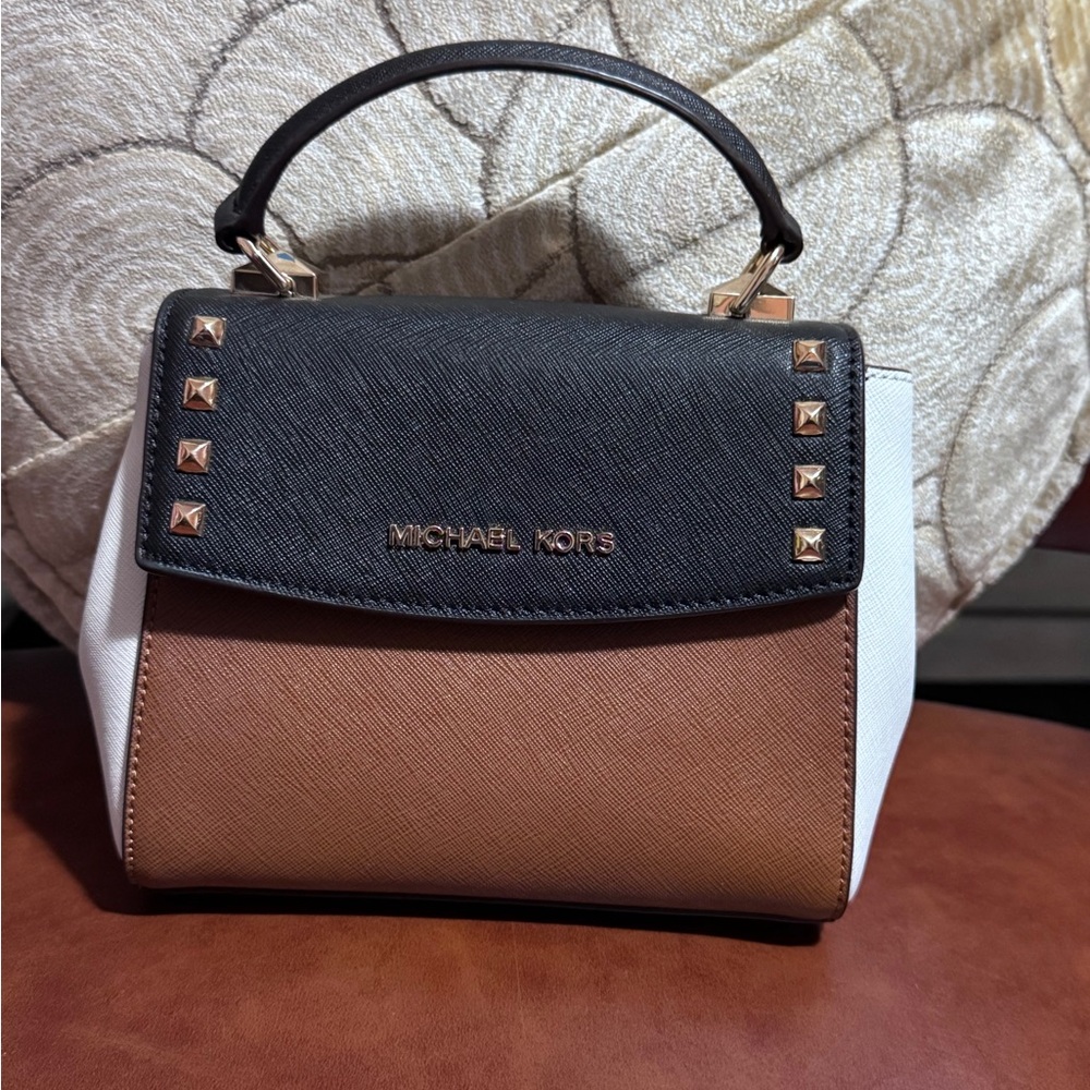 💕Michael Kors Black, Brown, and White Callie small bag.